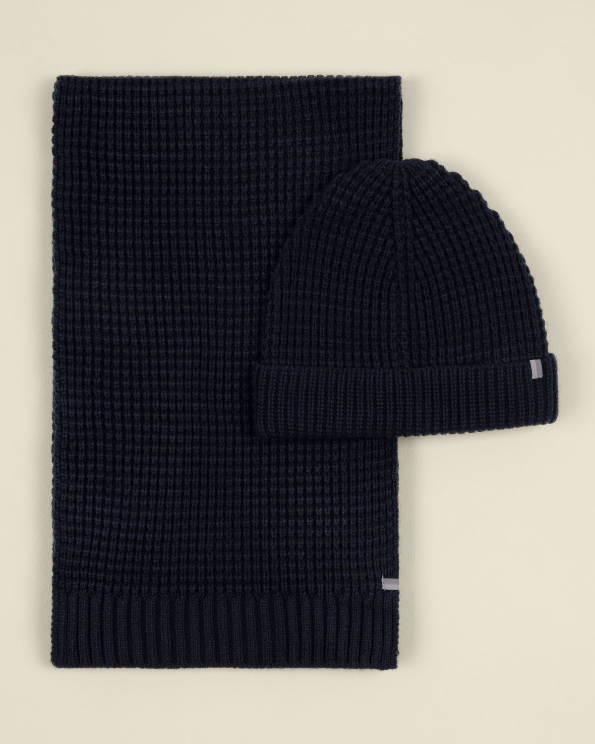 Haldan – Navy Waffle Knit Beanie &amp; Scarf Set